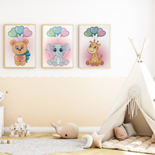 Laden Sie das Bild in den Galerie-Viewer, Tiere mit Luftballons Bilder 3er Set DIN A4 Kinderzimmer Wandbilder Babyzimmer Poster Dekoration Bär Elefant Giraffe