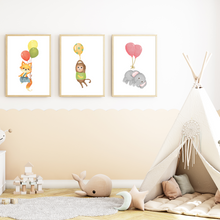Laden Sie das Bild in den Galerie-Viewer, Luftballon Tiere 3er Set Kinderzimmer Bilder DIN A4 Poster Babyzimmer Wandbilder Dekoration - Fuchs Affe Elefant