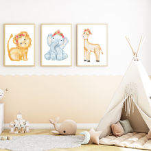 Laden Sie das Bild in den Galerie-Viewer, Süße Tiere 3er Set Kinderzimmer Bilder DIN A4 Poster Babyzimmer Wandbilder Dekoration - Löwe Elefant Giraffe