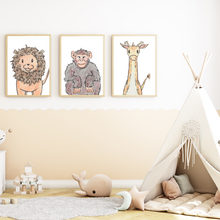 Laden Sie das Bild in den Galerie-Viewer, Safari Tiere 3er Set Kinderzimmer Bilder DIN A4 Poster Babyzimmer Wandbilder Dekoration - Löwe Affe Giraffe