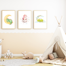 Laden Sie das Bild in den Galerie-Viewer, Niedliche Dinosaurier Bilder 3er Set DIN A4 Kinderzimmer Dino Poster Babyzimmer Wandbilder Dekoration