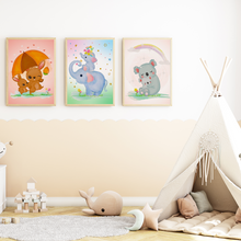 Laden Sie das Bild in den Galerie-Viewer, Mama Kind Waldtiere Familie Bilder 3er Set DIN A4 Kinderzimmer Wandbilder Babyzimmer Poster Dekoration - Hase Elefant Koala