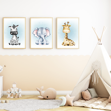 Laden Sie das Bild in den Galerie-Viewer, Safari Tiere 3er Set Bilder Zebra Elefant Giraffe Kinderzimmer Deko DIN A4 Poster Babyzimmer Wandbilder
