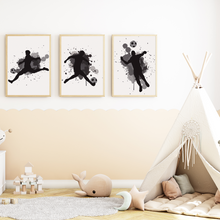 Laden Sie das Bild in den Galerie-Viewer, Jungen Fußball Bilder 3er Set DIN A4 Kinderzimmer Fußballspieler Wandbilder Babyzimmer Poster Dekoration