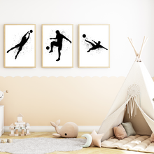 Laden Sie das Bild in den Galerie-Viewer, Jungen Fußballspieler Bilder 3er Set DIN A4 Kinderzimmer Fußballspieler Wandbilder Babyzimmer Poster Dekoration