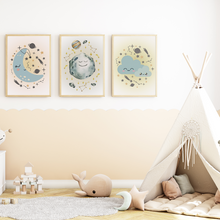 Laden Sie das Bild in den Galerie-Viewer, Niedliche Mond Bilder 3er Set DIN A4 Kinderzimmer Wandbilder Babyzimmer Poster Dekoration