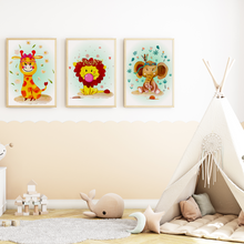Laden Sie das Bild in den Galerie-Viewer, Safari Afrika Tiere Bilder 3er Set DIN A4 Kinderzimmer Wandbilder Babyzimmer Poster Dekoration Giraffe Löwe Elefant