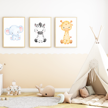 Laden Sie das Bild in den Galerie-Viewer, Niedliche Safari Tiere Elefant Zebra Giraffe 3er Set Kinderzimmer Bilder DIN A4 Wandbilder Deko Babyzimmer Poster