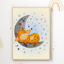 Laden Sie das Bild in den Galerie-Viewer, Mond Schlafende Tiere Bär Elefant Giraffe Bilder 3er Set DIN A4 Kinderzimmer Wandbilder Babyzimmer Poster Dekoration
