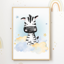 Laden Sie das Bild in den Galerie-Viewer, Niedliche Tiere Bilder 4er Set DIN A4 Kinderzimmer Wandbilder Babyzimmer Poster Dekoration - Löwe Giraffe Elefant Zebra