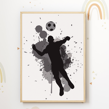 Laden Sie das Bild in den Galerie-Viewer, Jungen Fußball Bilder 3er Set DIN A4 Kinderzimmer Fußballspieler Wandbilder Babyzimmer Poster Dekoration