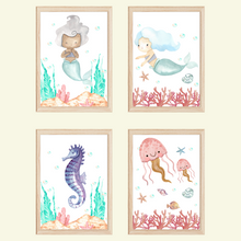 Laden Sie das Bild in den Galerie-Viewer, Meerjungfrau Seepferdchen Koralle 4er Set Bilder Kinderzimmer Deko DIN A4 Poster Babyzimmer Wandbilder