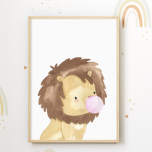 Laden Sie das Bild in den Galerie-Viewer, Safari Tiere Kaugummi 6er Set Bilder Giraffe Elefant Tiger Reh Löwe Kinderzimmer Deko DIN A4 Poster