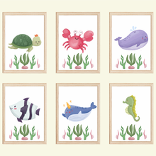 Laden Sie das Bild in den Galerie-Viewer, Meerestiere 6er Set Kinderzimmer Bilder DIN A4 Wandbilder Deko Babyzimmer Poster - Schildkröte Krabbe Wal Fisch Seepferdchen