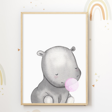 Laden Sie das Bild in den Galerie-Viewer, Safari Tiere Kaugummi 6er Set Bilder Giraffe Elefant Tiger Reh Löwe Kinderzimmer Deko DIN A4 Poster