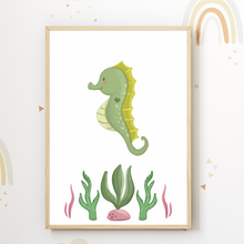 Laden Sie das Bild in den Galerie-Viewer, Meerestiere 6er Set Kinderzimmer Bilder DIN A4 Wandbilder Deko Babyzimmer Poster - Schildkröte Krabbe Wal Fisch Seepferdchen