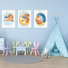 Laden Sie das Bild in den Galerie-Viewer, 3er Set Poster für Kinderzimmer Bilder Babyzimmer Babyparty Kinderposter Eichhörnchen