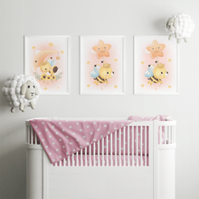 Laden Sie das Bild in den Galerie-Viewer, 3er Set Poster für Kinderzimmer Bilder Babyzimmer Babyparty Kinderposter Biene
