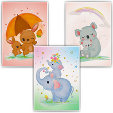 Laden Sie das Bild in den Galerie-Viewer, Mama Kind Waldtiere Familie Bilder 3er Set DIN A4 Kinderzimmer Wandbilder Babyzimmer Poster Dekoration - Hase Elefant Koala