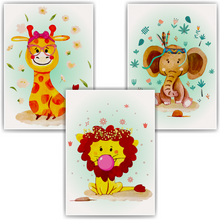 Laden Sie das Bild in den Galerie-Viewer, Safari Afrika Tiere Bilder 3er Set DIN A4 Kinderzimmer Wandbilder Babyzimmer Poster Dekoration Giraffe Löwe Elefant