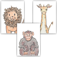 Laden Sie das Bild in den Galerie-Viewer, Safari Tiere 3er Set Kinderzimmer Bilder DIN A4 Poster Babyzimmer Wandbilder Dekoration - Löwe Affe Giraffe