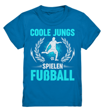 Laden Sie das Bild in den Galerie-Viewer, Coole Jungs spielen Fußball Shirt Fußballspieler Geschenk Kinder T-Shirt
