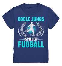 Laden Sie das Bild in den Galerie-Viewer, Coole Jungs spielen Fußball Shirt Fußballspieler Geschenk Kinder T-Shirt
