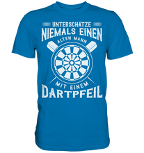 Laden Sie das Bild in den Galerie-Viewer, Unterschätze keinen alten Mann mit Dartpfeil Dart T-Shirt