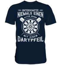 Laden Sie das Bild in den Galerie-Viewer, Unterschätze keinen alten Mann mit Dartpfeil Dart T-Shirt