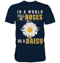 Laden Sie das Bild in den Galerie-Viewer, In a World Full of Roses be a Daisy Schmetterling T-Shirt