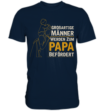 Laden Sie das Bild in den Galerie-Viewer, Männer werden zum Papa befördert Vatertag Geschenk Vater T-Shirt