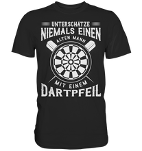 Laden Sie das Bild in den Galerie-Viewer, Unterschätze keinen alten Mann mit Dartpfeil Dart T-Shirt