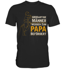 Laden Sie das Bild in den Galerie-Viewer, Männer werden zum Papa befördert Vatertag Geschenk Vater T-Shirt