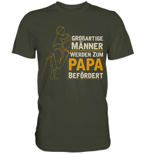 Laden Sie das Bild in den Galerie-Viewer, Männer werden zum Papa befördert Vatertag Geschenk Vater T-Shirt