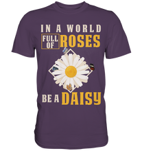 Laden Sie das Bild in den Galerie-Viewer, In a World Full of Roses be a Daisy Schmetterling T-Shirt