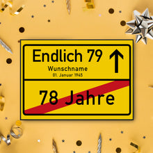 Laden Sie das Bild in den Galerie-Viewer, 79. Geburtstag Ortsschild personalisiert 79 Jahre Deko Jahrgang 1945 personalisiertes Geschenk lustig
