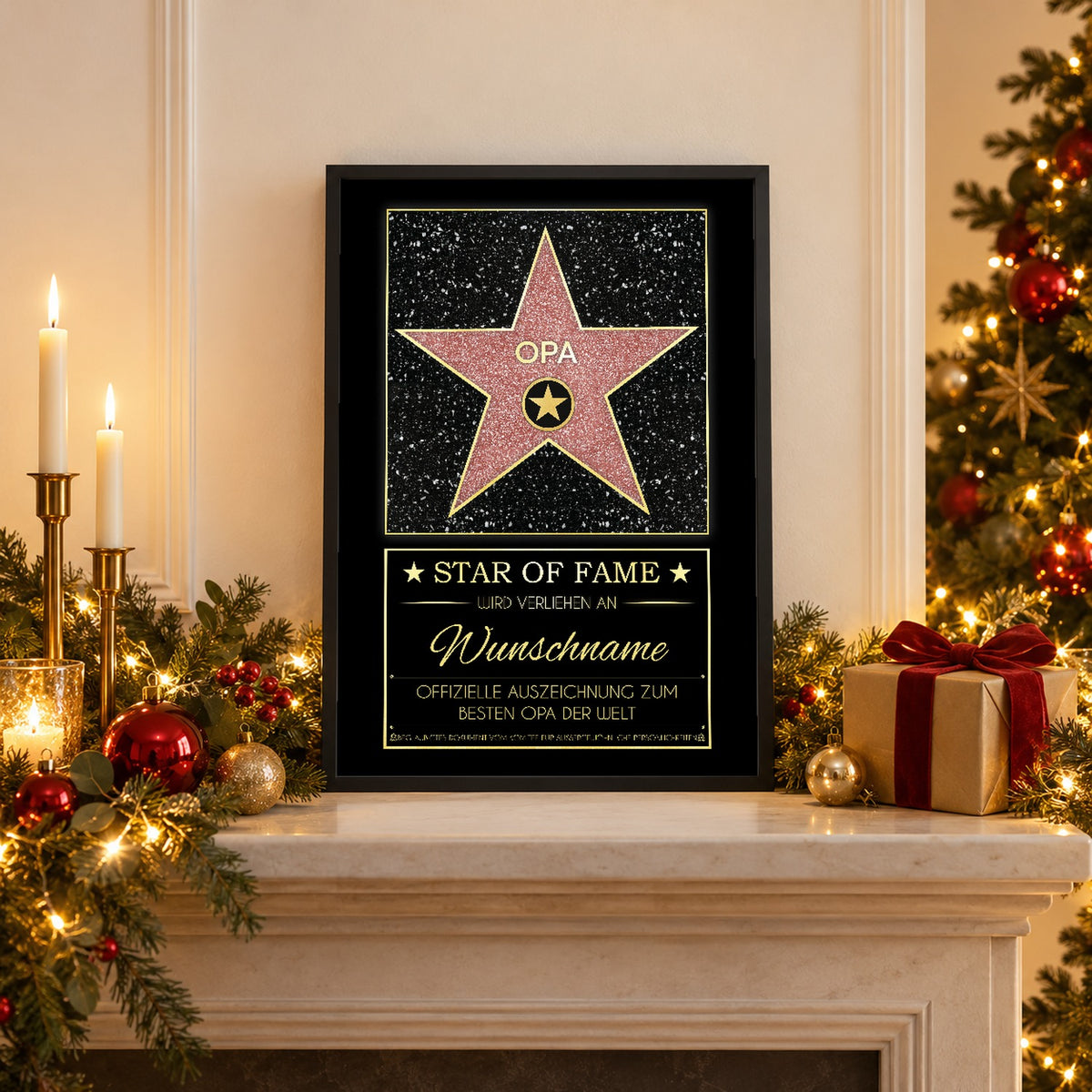 Opa Star of Fame Urkunde im schwarzen Rahmen auf dem weihnachtlich geschmückten Kaminsims