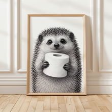 Laden Sie das Bild in den Galerie-Viewer, Lustiges Badezimmer Poster Igel mit Klopapier Humorvolle Wanddeko für Toilette, Gäste-WC, Badezimmer Deko WC Humor Tiere witziger Igel
