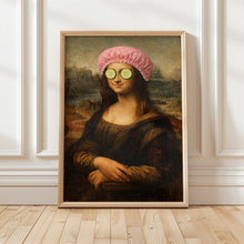 Laden Sie das Bild in den Galerie-Viewer, Lustiges Mona Lisa Poster mit Duschhaube Nase zu Humorvolle Wanddeko für Toilette, Gäste-WC, Badezimmer Deko WC Humor Mona Lisa witzig
