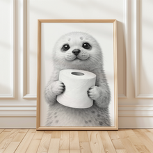 Laden Sie das Bild in den Galerie-Viewer, Lustiges Badezimmer Poster Robbe mit Klopapier Humorvolle Wanddeko für Toilette, Gäste-WC, Badezimmer Deko WC Humor Tiere witzige Robbe
