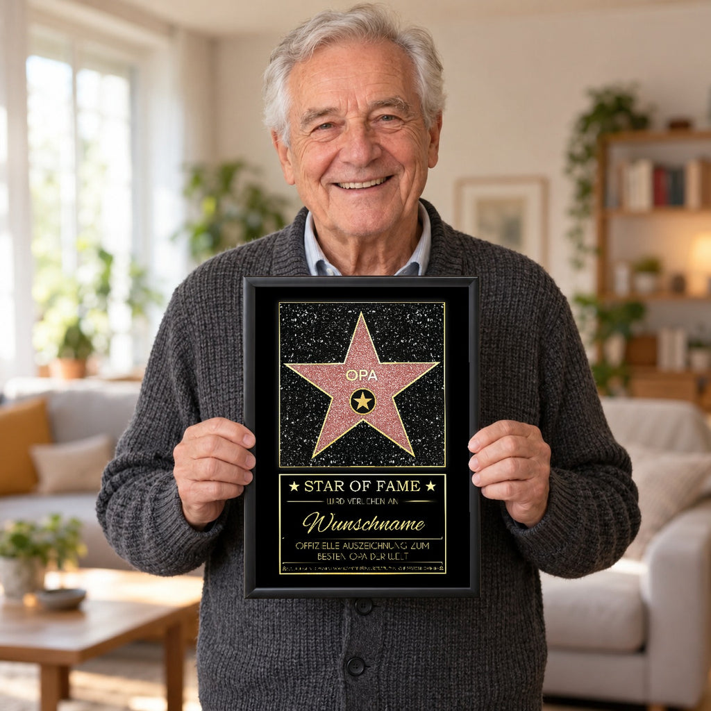 Beschenkte Person hält das gerahmte Opa Star of Fame Bild mit Wunschname