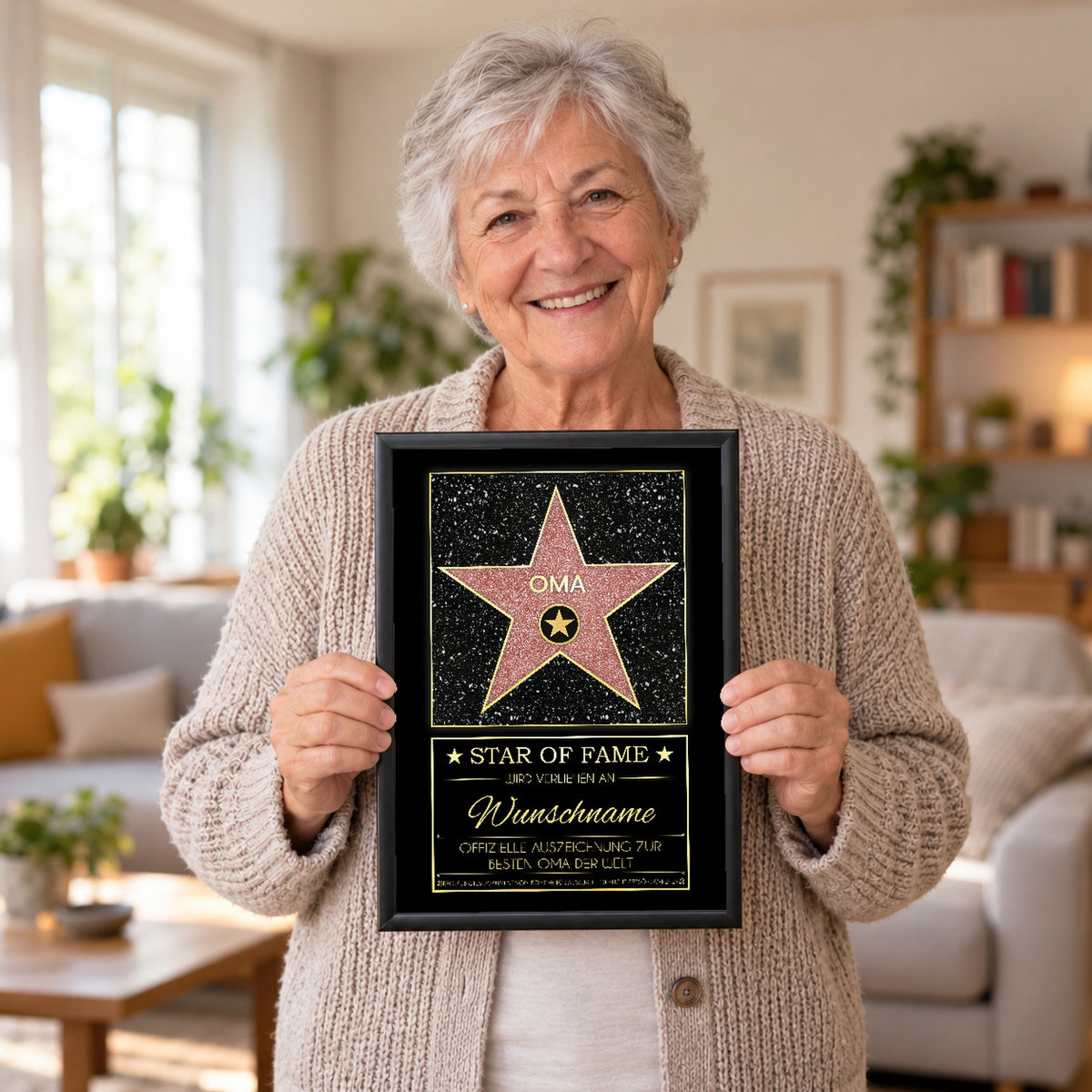 Beschenkte Person hält das gerahmte Oma Star of Fame Bild mit Wunschname