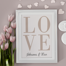 Laden Sie das Bild in den Galerie-Viewer, LOVE Partner Poster Personalisiert mit Namen Geschenk zur Hochzeit Poster für Paare Verlobte
