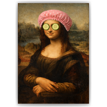 Laden Sie das Bild in den Galerie-Viewer, Lustiges Mona Lisa Poster mit Duschhaube Nase zu Humorvolle Wanddeko für Toilette, Gäste-WC, Badezimmer Deko WC Humor Mona Lisa witzig
