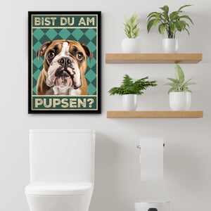 Englische Bulldogge - Bist du am Pupsen? Hunde Poster Badezimmer Gästebad Wandbild Klo Toilette Dekoration Lustiges Gäste-WC Bild DIN A4