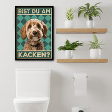 Laden Sie das Bild in den Galerie-Viewer, Goldendoodle - Bist du am Kacken? Hunde Poster Badezimmer Gästebad Wandbild Klo Toilette Dekoration Lustiges Gäste-WC Bild DIN A4
