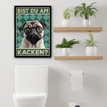 Laden Sie das Bild in den Galerie-Viewer, Mops - Bist du am Kacken? Hunde Poster Badezimmer Gästebad Wandbild Klo Toilette Dekoration Lustiges Gäste-WC Bild DIN A4
