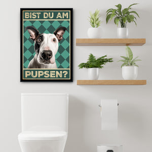 Bullterrier - Bist du am Pupsen? Hunde Poster Badezimmer Gästebad Wandbild Klo Toilette Dekoration Lustiges Gäste-WC Bild DIN A4