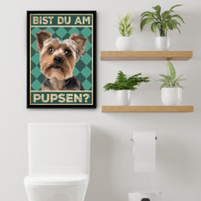 Laden Sie das Bild in den Galerie-Viewer, Yorkshire Terrier - Bist du am Pupsen? Hunde Poster Badezimmer Gästebad Wandbild Klo Toilette Dekoration Lustiges Gäste-WC Bild DIN A4
