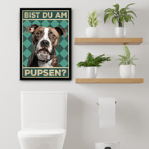 American Staffordshire Terrier - Bist du am Pupsen? Hunde Poster Badezimmer Gästebad Wandbild Klo Toilette Dekoration Lustiges Gäste-WC Bild DIN A4